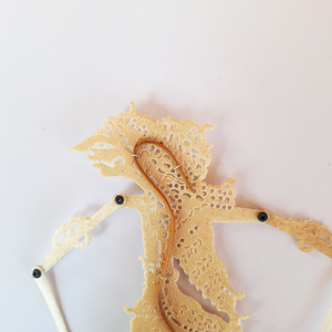 Marionnette de théâtre des ombres Wayang Kulit en cuir indonésien artisanale, représentant la déesse Kamaratih, décoration murale traditionnelle et ornement artisanal. - Product Image 3