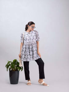 ชุดเดรสทรงเอพิมพ์ลายดอกไม้ธรรมชาติ ผูกคอ ผ้าจอร์เจตต์ ทรงเข้ารูป ระบายอากาศได้ดี ซักได้ แขนสั้น คอวี ความยาวระดับเข่า เป็นมิตรต่อสิ่งแวดล้อม - Product Image 3