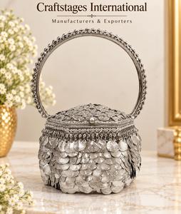 Sac de soirée en métal doré avec motif coquillage et poignée anneau rond, pochettes de mariée en métal argenté et colorées - Product Image 5