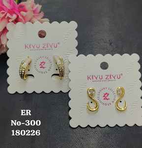 Boucles d'oreilles clous tendance plaquées or avec diamants américains en gros |   Bijoux pour femmes de qualité export - Product Image 3