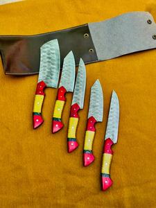 Juego de 5 cuchillos de acero de Damasco hechos a mano, cuchillos de chef, Santoku y multiusos con mangos de resina de colores. - Product Image 4