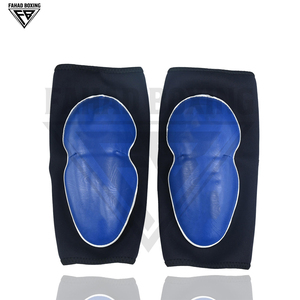 Coudières ergonomiques noires et bleues respirantes et absorbant les chocs pour l'entraînement en contact total et les clubs de combat - Product Image 1