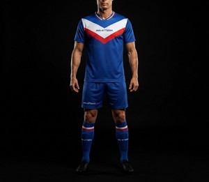 Ensemble de maillots et shorts de football personnalisés bleu, rouge et blanc, 100% polyester respirant, tenue d'équipe de football, uniforme sportif, service OEM - Product Image 4