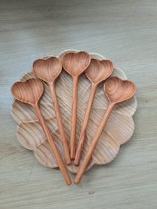 Cuchara de cocina de madera vietnamita con mango de girasol tallado a mano, utensilio rústico para remover, vajilla artesanal hecha en Vietnam - Product Image 4