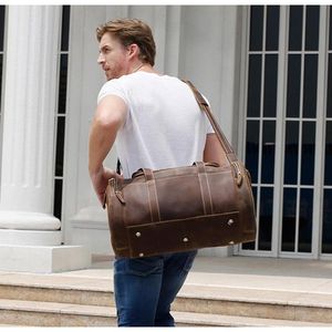 Borsa da viaggio retrò elegante Wainwright rotonda in pelle Vintage Weekender - Product Image 3