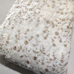 Housse de coussin en velours brodé avec motif floral pour la décoration de la maison, tissu en polyester de poids moyen - Product Image 1