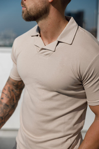 เสื้อโปโลแขนสั้นสีเบจสำหรับผู้ชาย ทรงเข้ารูป สวมใส่สบาย ผลิตจากผ้าฝ้ายเจอร์ซีย์ สีพื้น ดีไซน์ระบายอากาศได้ดี - Product Image 4