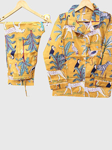 Conjunto de pijama de manga larga con estampado animal amarillo para mujer, cuello con muescas, parte superior con botones, pantalones con cintura elástica - Product Image 1