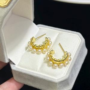 Colección Primavera 2025, Pendientes de Acero de Titanio en Forma de C, Estilo Europeo Americano, con Diseño Irregular y Incrustaciones de Perlas - Product Image 3