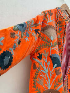 Chaqueta de terciopelo estilo bohemio indio para mujer con bordado Suzani, mangas largas, hecha a mano, ropa de moda étnica de boutique. - Product Image 4