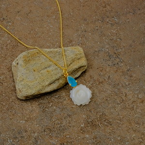 Colgante de flor de rosa tallada en nácar blanco, chapado en oro, collar de flor romántico, regalo de joyería de cumpleaños para ella. - Product Image 4