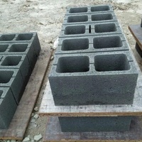 Une machine à fabriquer des briques mobile multifonctionnelle capable de produire divers types de blocs de béton et de briques de pavage.