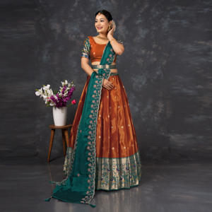 Lehenga Choli en soie tissée avec bordure, jupe évasée, blouse élégante, dupatta brodé – Traditionnel, pour remise de diplôme, plage, Diwali - Product Image 2