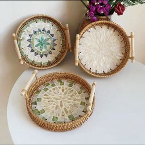 Plateau de service artisanal NEHA ENTERPRISES NE-165 multifonctionnel en rotin tressé style bohème avec mosaïque de coquillages irisés - Product Image 2