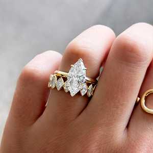 Bagues de fiançailles solitaires en diamant taille marquise 2 carats, en or massif 10K 14K 18K, avec bordure à lame et sertissage bas, pour demande en mariage et mariage de luxe - Product Image 4