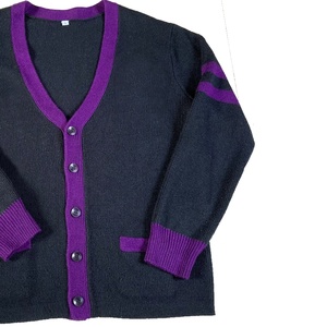 Cardigan noir tricoté sur mesure pour homme avec bordure et rayures violettes, manches longues, fermeture boutonnée, idéal pour l'automne - Product Image 2