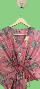 Kimono de Algodón Rosa Estampado a Mano de Lujo para Mujer con Vibrantes Estampados de Selva Tropical y Guepados Majestuosos, Corte Midi - Product Image 2