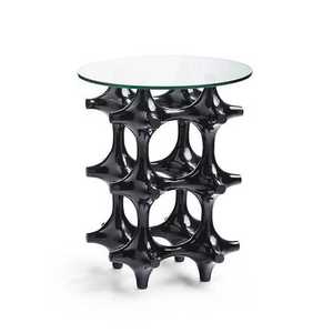 Table d'appoint élégante en métal noir avec plateau en verre, idéale pour la chambre à coucher ou la décoration moderne du salon - Product Image 1