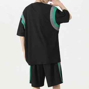 ชุดเสื้อยืดและกางเกงขาสั้นผู้ชาย สีดำ ลายพิมพ์โพลีเอสเตอร์ คอวี ลำลอง ใส่สบาย ระบายอากาศ แห้งเร็ว เหมาะสำหรับฤดูร้อน ชุดกีฬาถัก - Product Image 2