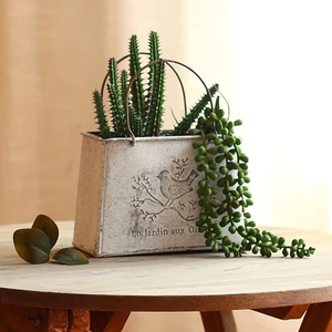 Jardinière vintage en métal en forme de sac à main, pot de fleurs rectangulaire suspendu en fer vieilli avec poignée, jardinières à oiseaux embossées style ferme - Product Image 2