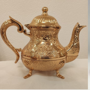 Théière en or poli sophistiquée avec un design côtelé moderne et une becquetée élégante. Disponible aux prix de gros. - Product Image 2