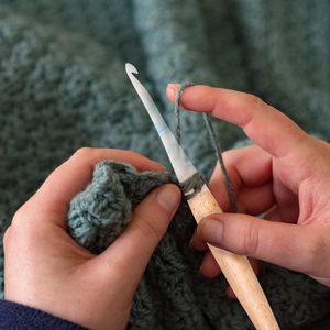 Agujas de Tejer de Madera y Resina de Alta Calidad Crescent International - Coloridas de 6.5cm para Tejer a Mano y Manualidades con Hilos - Product Image 4