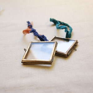 กรอบรูปแบบแขวนทำจากทองเหลืองกรอบแก้วสองชั้นสำหรับกรอบรูปดอกไม้อัดสีทองขนาดเล็ก - Product Image 1