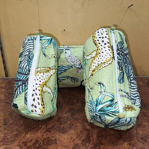 Grande trousse de maquillage portable en coton imprimé au bloc, matelassée, motif personnages tendance, pour l'été - Product Image 3