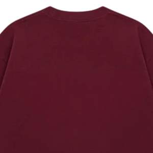 เสื้อยืดโอเวอร์ไซส์สีแดงเบอร์กันดี แขนสั้น คอกลม ผ้าฝ้าย สไตล์ลำลอง สตรีทแวร์ พิมพ์ลายโลโก้เล็กๆ ที่อก เสื้อยืดฤดูร้อน - Product Image 4