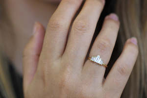 Anillo de compromiso de oro macizo de 14 quilates con diamante de corte esmeralda para mujer, estilo clásico, piedra cultivada en laboratorio con certificación IGI - Product Image 1