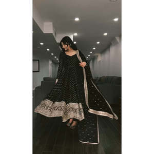 Vestido de Fiesta Elegante de Diseño Indio y Pakistaní con Falda y Dupatta - Product Image 2