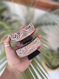 Pinzas para el Cabello Étnicas Hechas a Mano con Cuero Trabajado, Lindas y Elegantes, con Diseño Bordado en Cuero Genuino, Accesorios para el Cabello de Mujer - Product Image 1