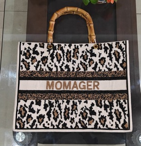 Sac fourre-tout Boho pour femme de grande capacité, haut ouvert, accents de perles perlées, poignées en bambou et sangle de chaîne avec détail brodé - Product Image 4