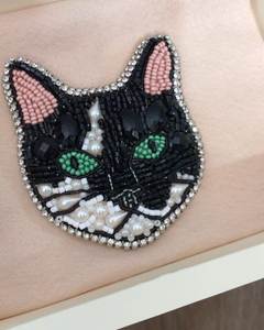 Broche artisanale écologique de haute qualité en forme de chat, ornée de perles, yeux noirs et verts, oreilles roses, et strass, thème animalier - Product Image 1