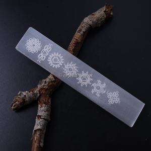 Artículos grabados curativos Selenita Color Chakra Grabado Palo de carga Hecho a mano Selenita Cristal Placa de carga Losa grabada - Product Image 3