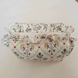 Elegante y Moderno Estuche Cosmético Acolchado Floral Ecológico con Volantes de Algodón Hecho a Mano, Organizador para Maquillaje, Joyas, Lápiz Labial y Loción - Product Image 1