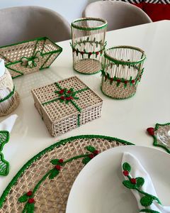 Set de dessous-de-plat festifs en raphia tressé de qualité supérieure avec broderie de baies de Noël, écologique, pour dîner de fête - Product Image 3