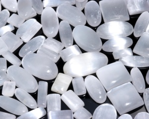 ยิปซั่มธรรมชาติ Selenite คริสตัลอัญมณีสําหรับเครื่องประดับขายส่งจํานวนมากโปร่งใสคริสตัล Healing Spritual หินสีขาว - Product Image 3