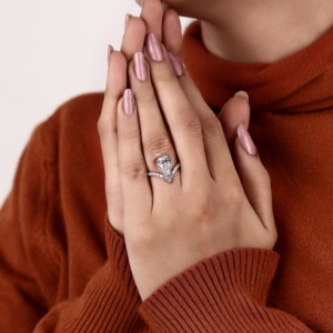 Bague de fiançailles en diamant de laboratoire taille poire, or rose 14 carats, avec tige chevron, bague de mariage pavée pour femme, commande en gros - Product Image 5
