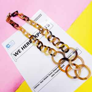 Collar Artesanal de Moda con Dijes de Cuerno de Búfalo y Eslabones Circulares y Rectangulares en Tonos Marrones Naturales para un Estilo Diario Elegante - Product Image 2