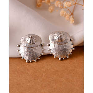 Boucles d'oreilles à clous en argent à trois voies par Meera Jaipur, design à la mode avec un attrait élégant, origine Inde - Product Image 3