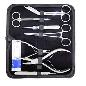 Kits chirurgicaux de 8 pièces avec manche de scalpel, lames de couteaux, ciseaux, pinces, kit de suture pour étudiants avec étui en cuir à fermeture éclair par Dentavex - Product Image 1
