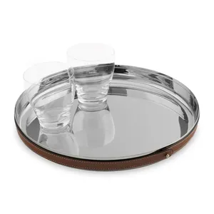 Plateau de service rond en métal avec bord en cuir, finition polie, design minimaliste, durable pour les fêtes - Product Image 1