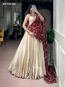 Lehenga de Seda Monga de Alta Calidad en Color Beige Liso y con Volantes - Choli con Trabajo de Espejo Listo para Usar - Dupatta Estampada - Exportador Indio - Product Image 6