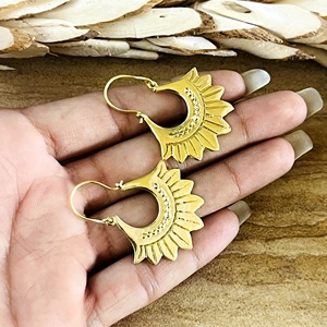 Pendientes Boho de Diseño Único, Joyería Tribal de Latón para Mujer, Bañados en Oro de 18k, Aros Florales Colgantes, Flor de Sol Étnica, Venta al por Mayor/OEM/ODM - Product Image 5