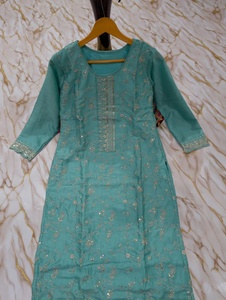 Ensemble prêt-à-porter entièrement cousu en soie Vichitra avec broderie à motifs de designer, comprenant un haut, un bas et un dupatta. - Product Image 5