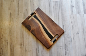 Planche à découper en bois faite à la main, forme rectangulaire avec poignée, bois naturel avec design grain de résine, bloc de découpe de cuisine - Product Image 1