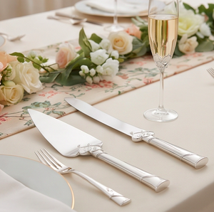 Juego de 2 piezas de cuchillo y espátula para pastel de acero inoxidable con mango de lazo plateado para uso en bodas y fiestas. - Product Image 4