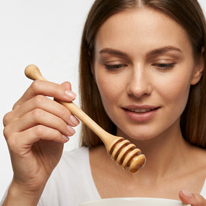 Paquete Ecológico de 2 Utensilios de Madera para Miel, Elegantes, con Tapa, Solo se Lavan a Mano, para Servir y Disfrutar de la Miel - Product Image 1