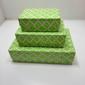 Descubra cajas de regalo con estampado en bloque, con diseños y un aspecto artesanal, para empaques de regalos y ocasiones especiales en todo el mundo. - Product Image 2